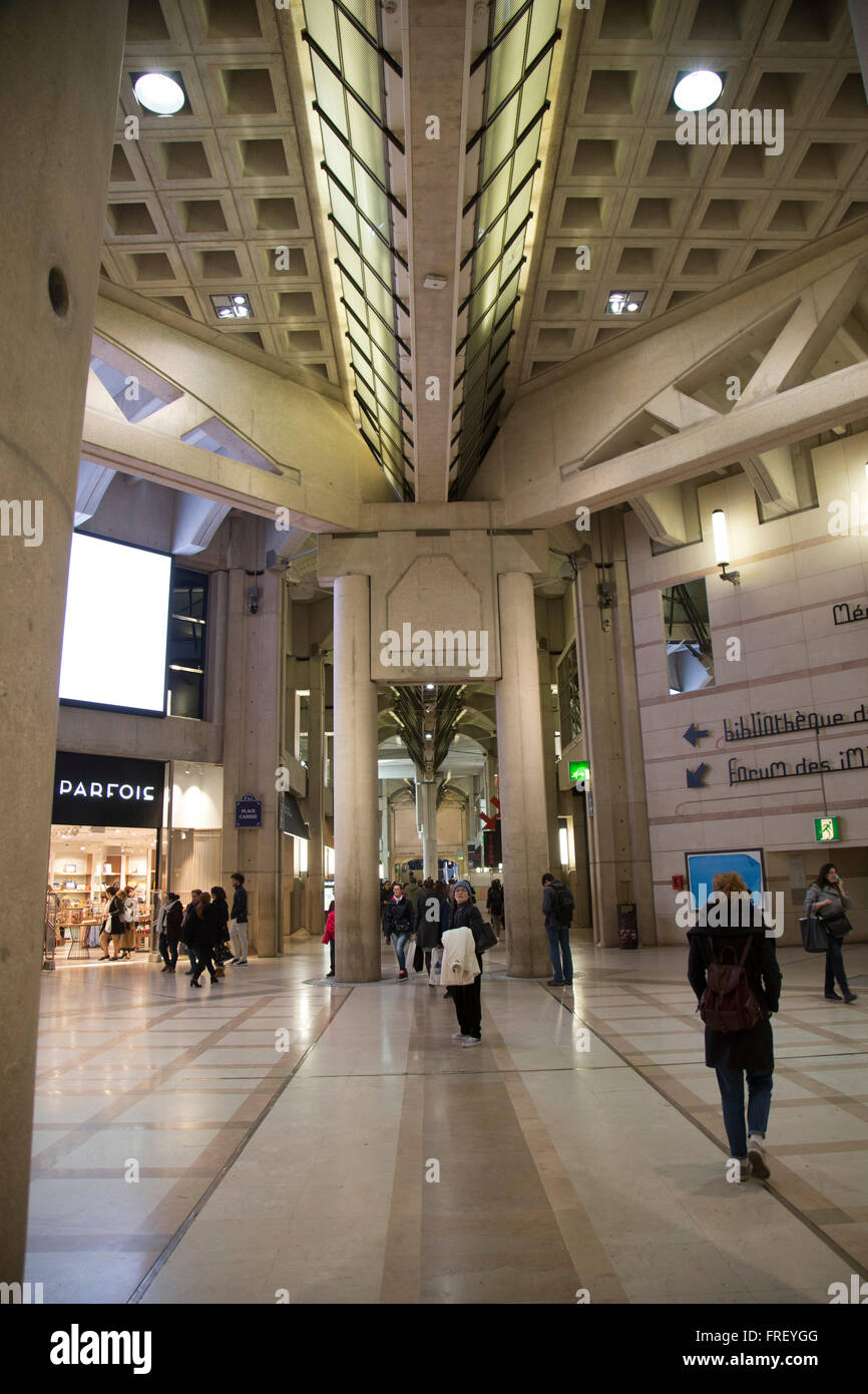 Undergrouund presso il nuovo centro commerciale di Les Halles di Parigi Francia in inverno Foto Stock