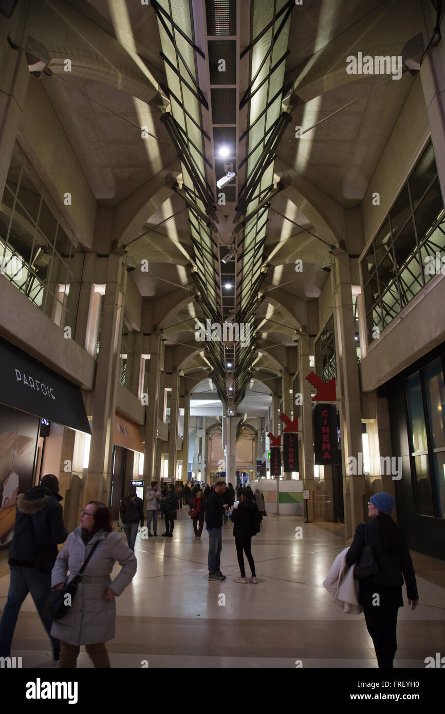 La metropolitana presso il nuovo centro commerciale di Les Halles di Parigi Francia in inverno Foto Stock