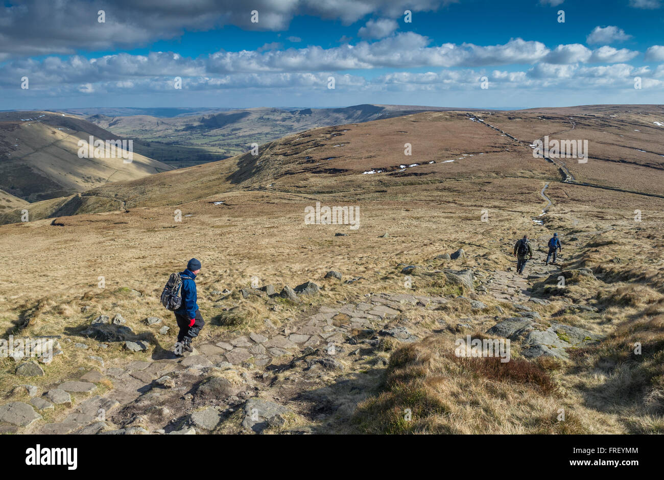 Hill walkers fanno il loro cammino verso la scala di Giacobbe vicino Kinder Scout nel Peak District, Derbyshire, England, Regno Unito Foto Stock