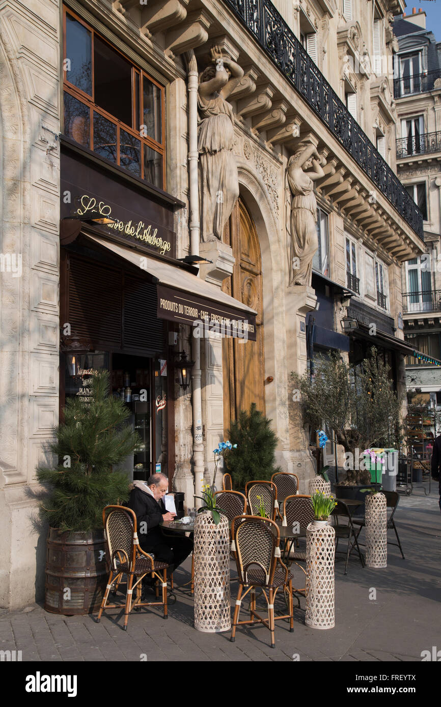 Gentiluomo parigino presso una cantina locale in Parigi Francia in inverno Foto Stock