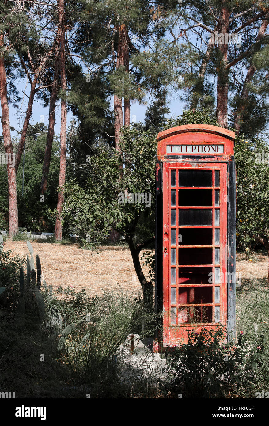 Abbandonato telefono rosso scatola in Kyrenia, la parte settentrionale di  Cipro Foto stock - Alamy