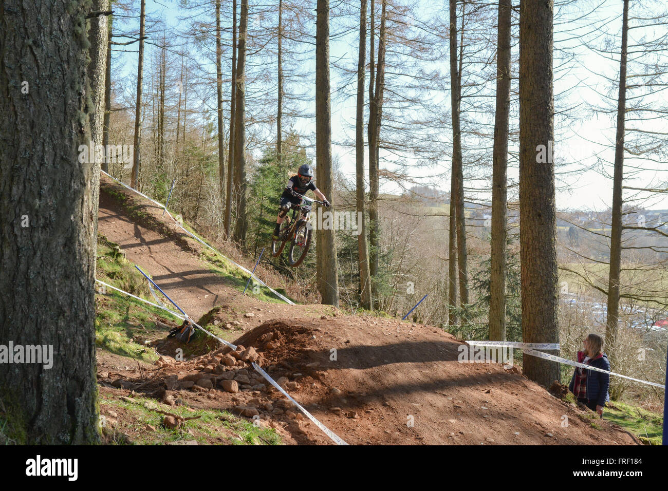 Becci Skelton su una pratica esecuzione a Ae foresta il giorno prima del primo SDA downhill mountain bike race della stagione 2016 Foto Stock