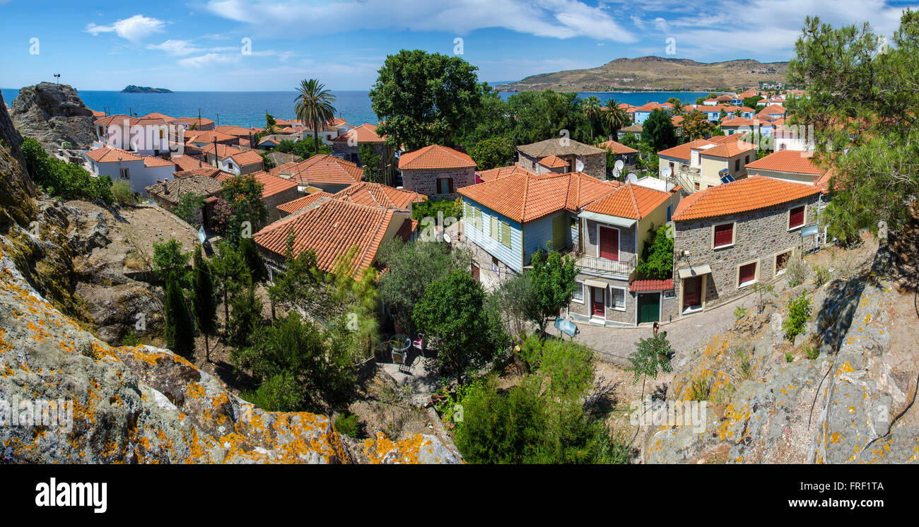 Un panorama di Petra (LESBO) in una giornata di sole dell'estate. Foto Stock