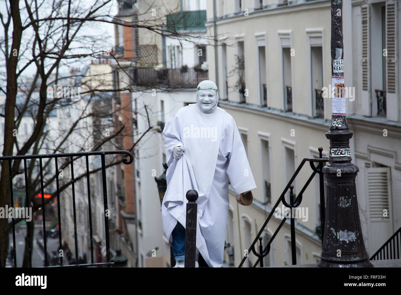 Animatore di strada camminando attraverso le strade di Parigi Francia in inverno Foto Stock