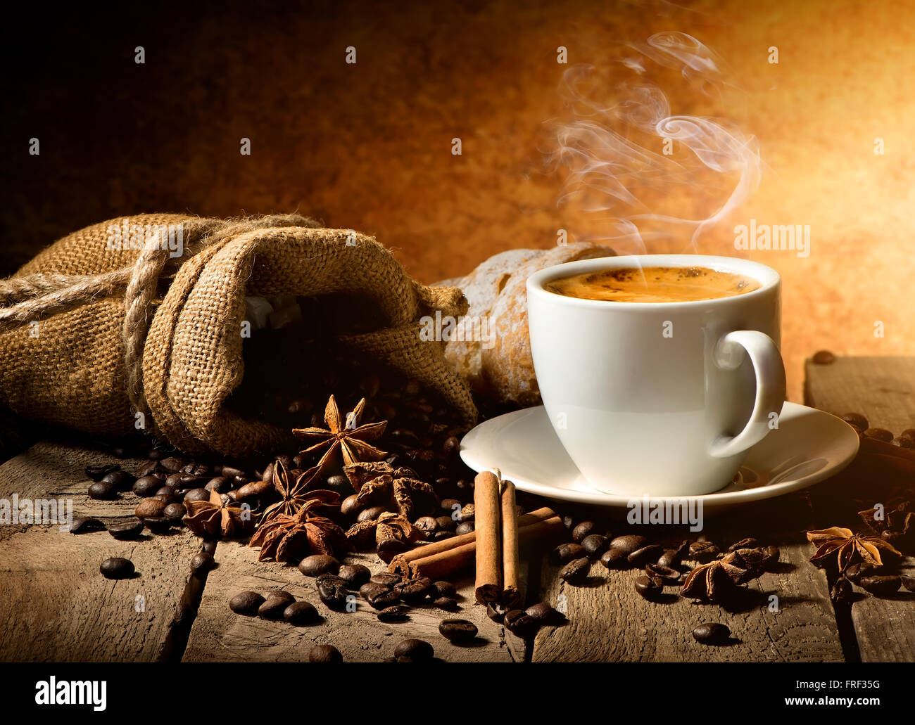 Tazza di caffè e spezie sul tavolo di legno Foto Stock