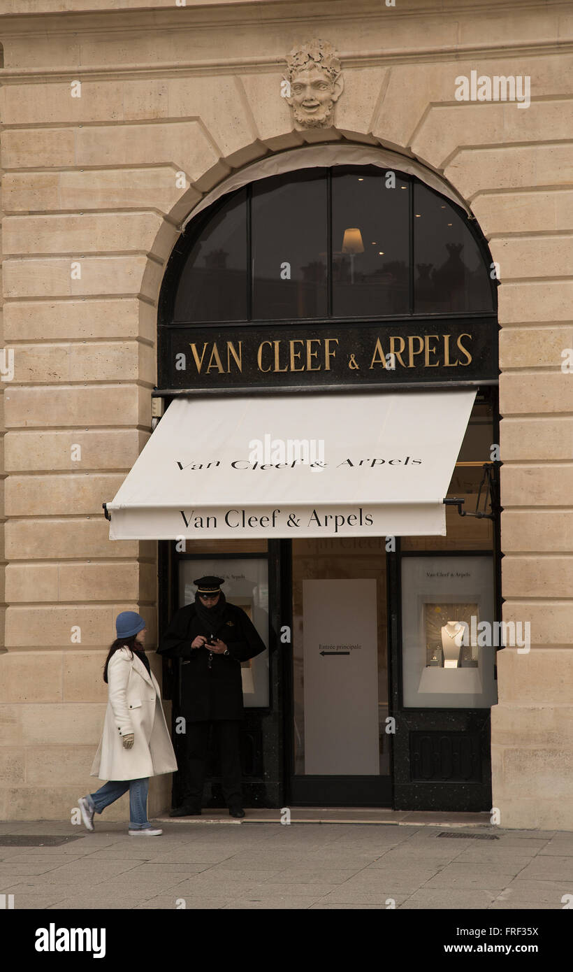 Van Cleef gioiellerie di Place Vendome a Parigi Francia in inverno Foto Stock