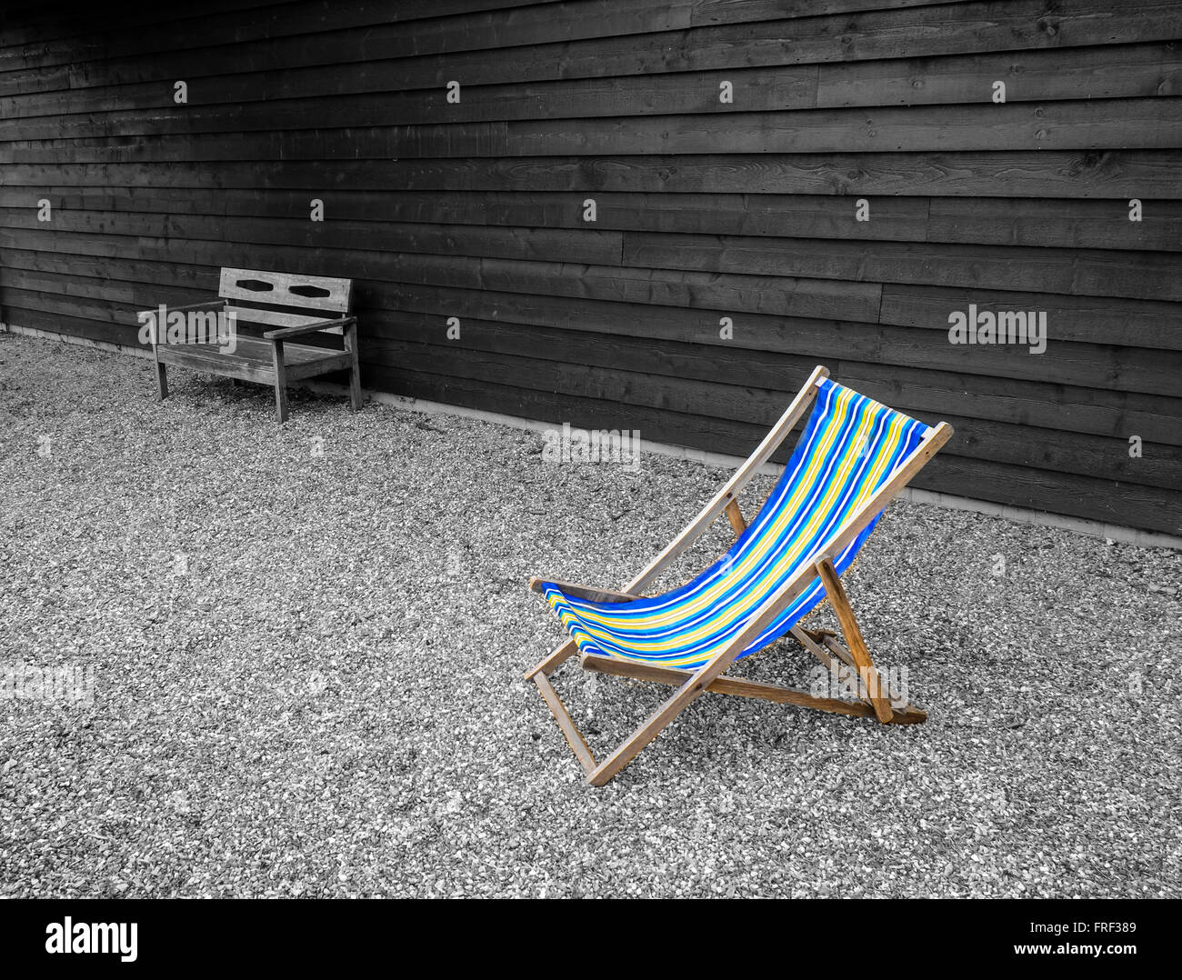 Struttura di poltrona sdraio blu su sfondo mono Milton Cambridge Cambridgeshire England Foto Stock