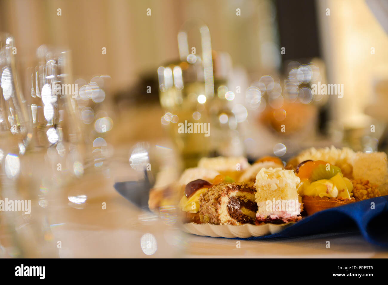 I cookie su un tavolo di nozze nella luce naturale Foto Stock