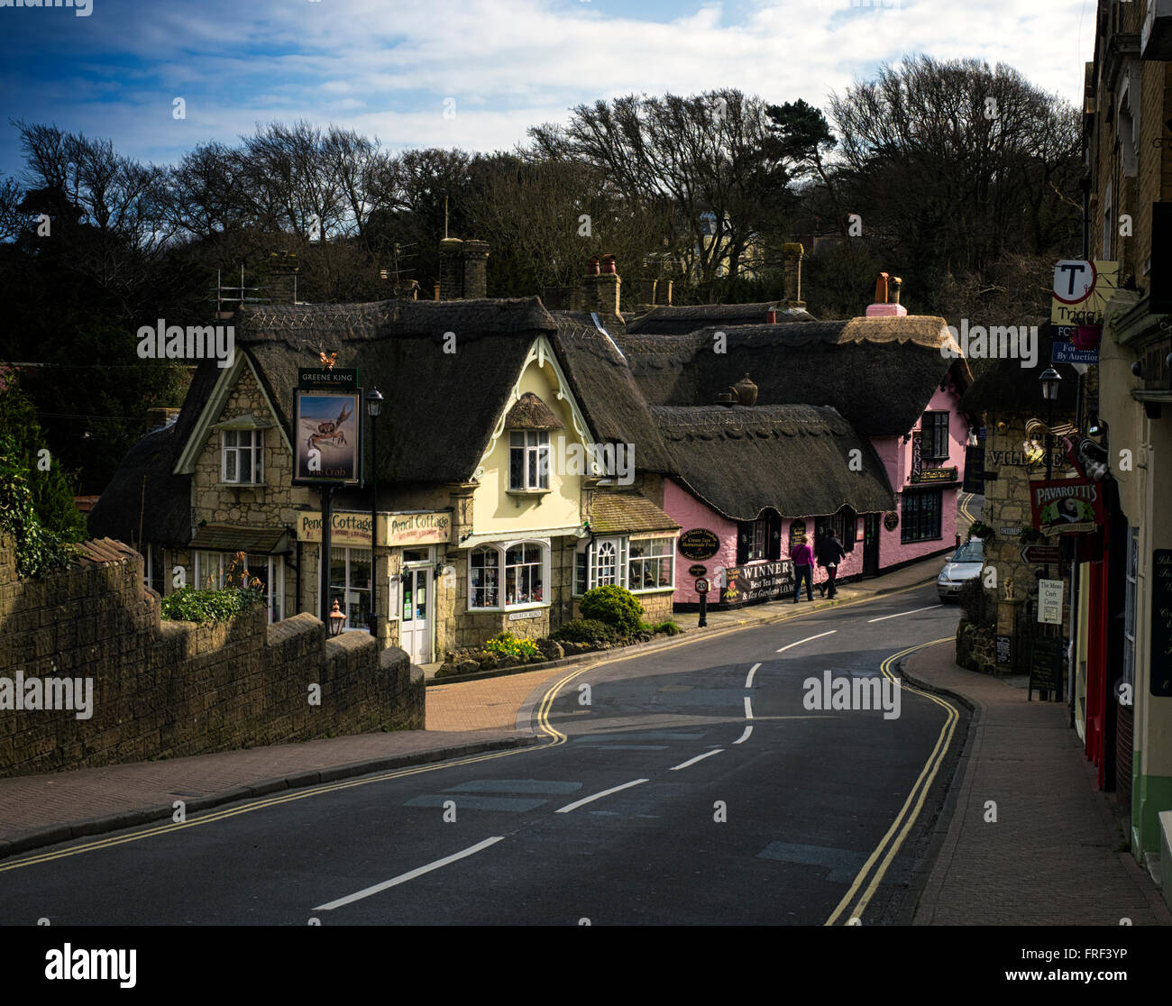 I negozi con tetto in paglia e pub di Shanklin vecchio villaggio sull'Isola di Wight Foto Stock