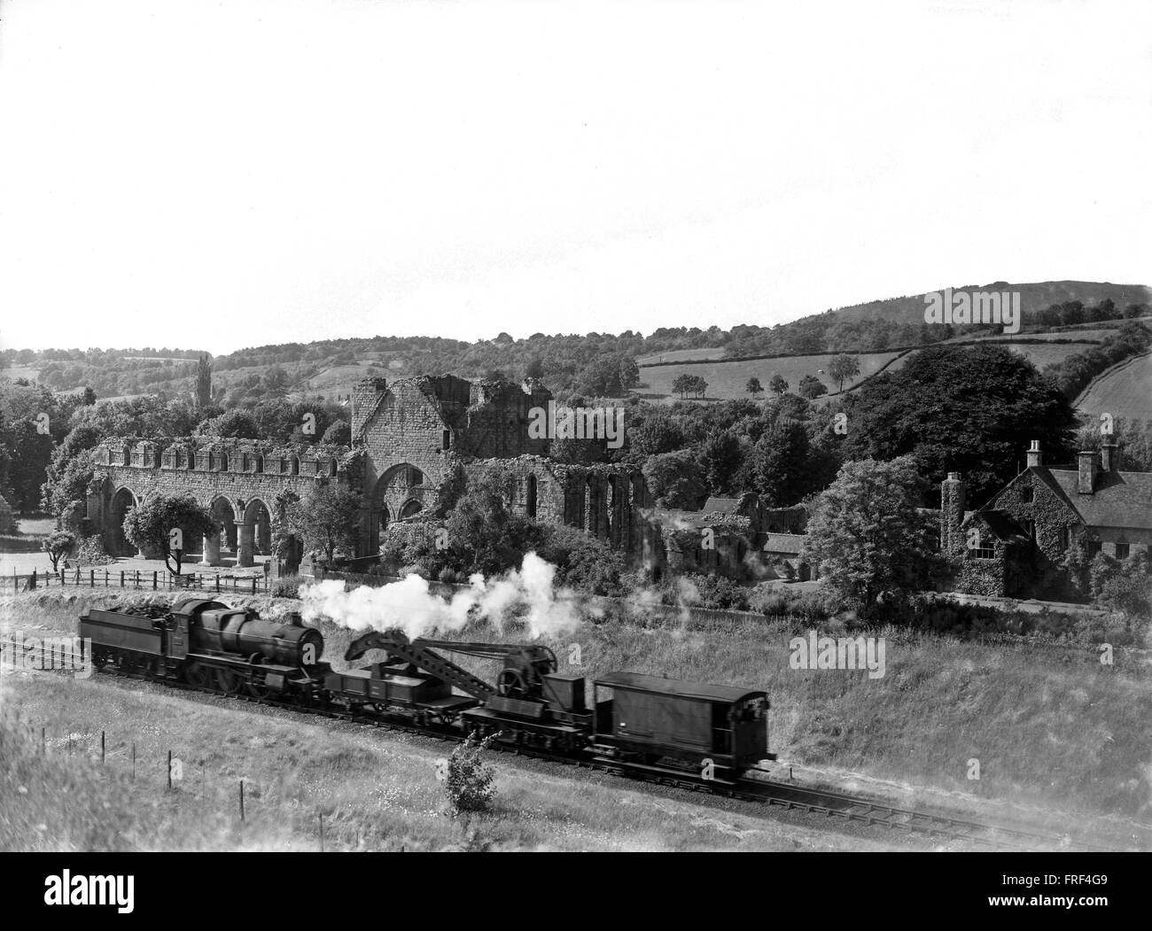 Abbazia Buildwas English Heritage site e la locomotiva a vapore treno Shropshire 1962 Foto Stock