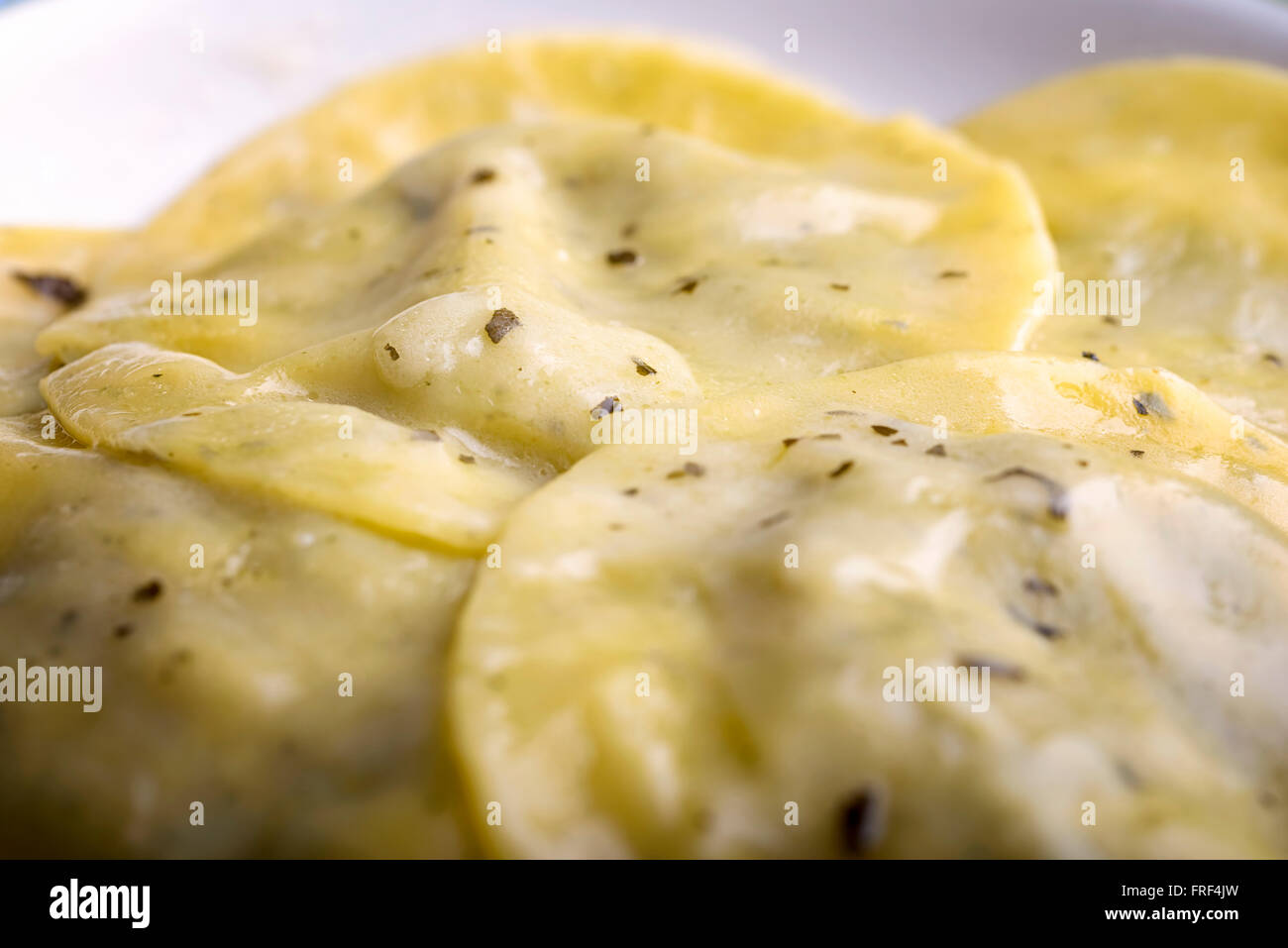 Ravioli con pesto di italiano in una piastra Foto Stock