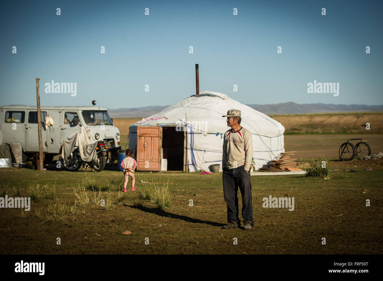 Un uomo di fronte al suo ger (yurt) in Mongolia. Foto Stock