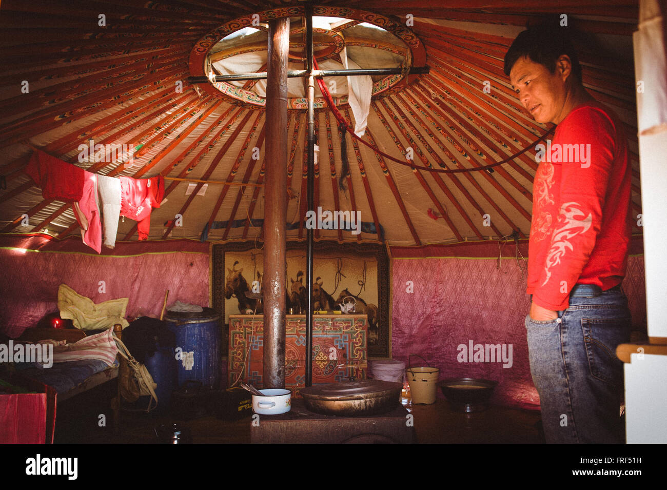 Un uomo mostra l'interno della sua ger (yurt) in Mongolia. Foto Stock