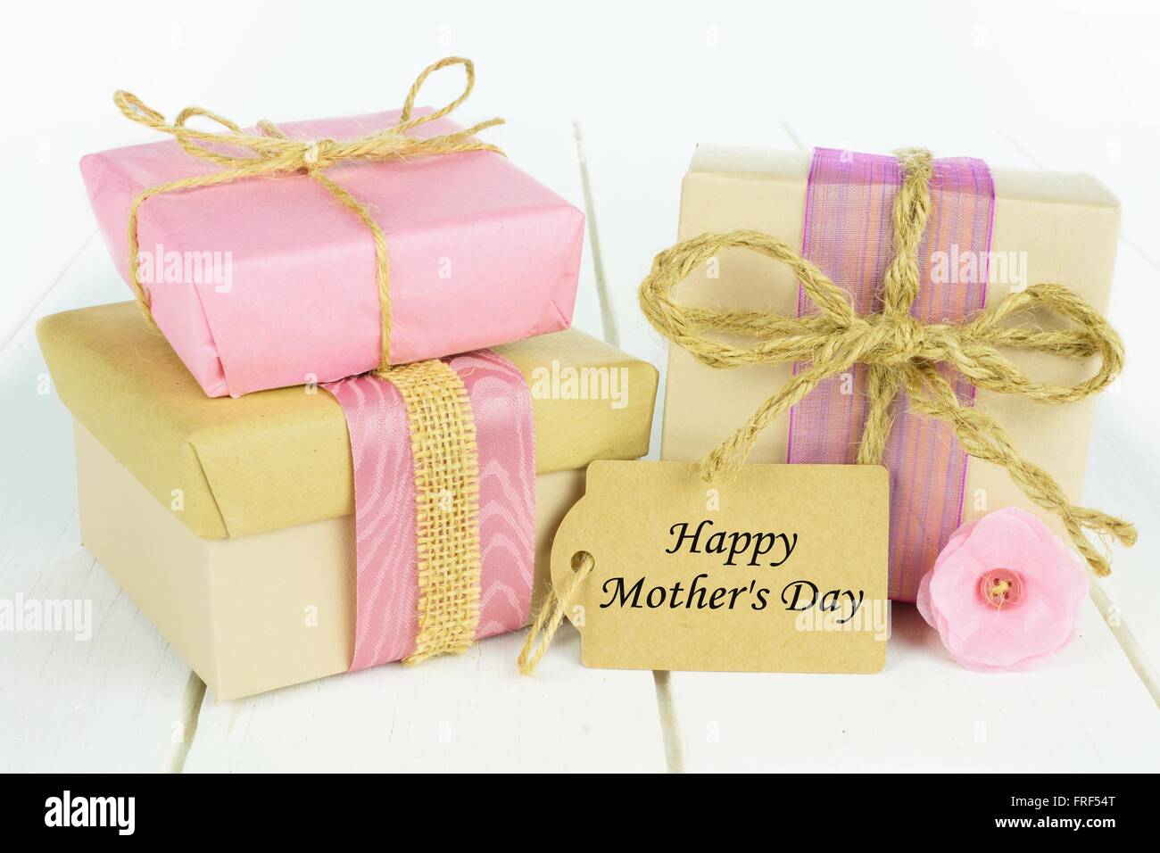 Artigianale di confezioni regalo con Felice Festa della Mamma tag in legno  bianco Foto stock - Alamy
