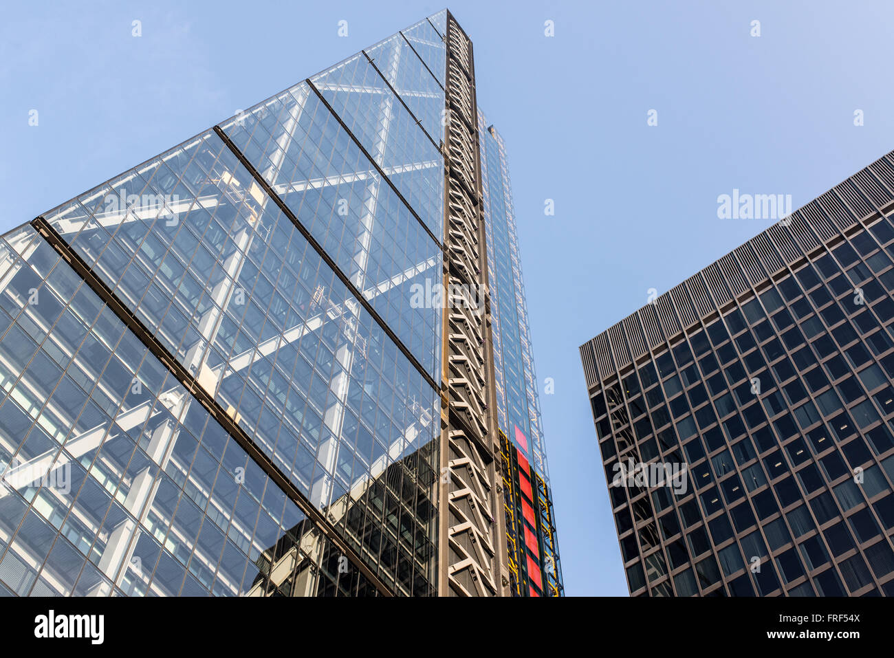 Facciata di vetro di due moderni grattacieli con cielo blu in background. Girato da sotto. Foto Stock