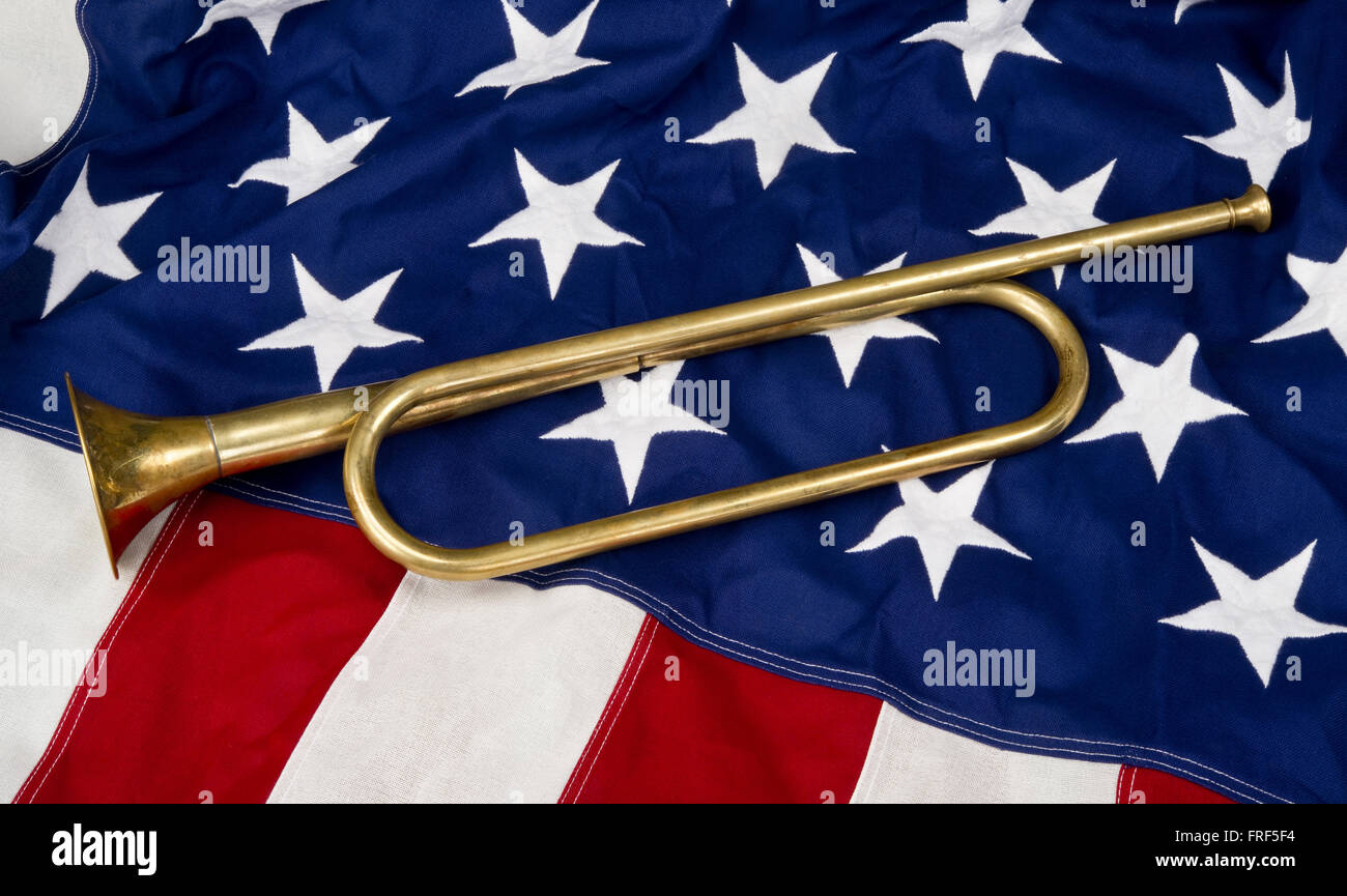 Ottone bugle su una bandiera americana. Foto Stock