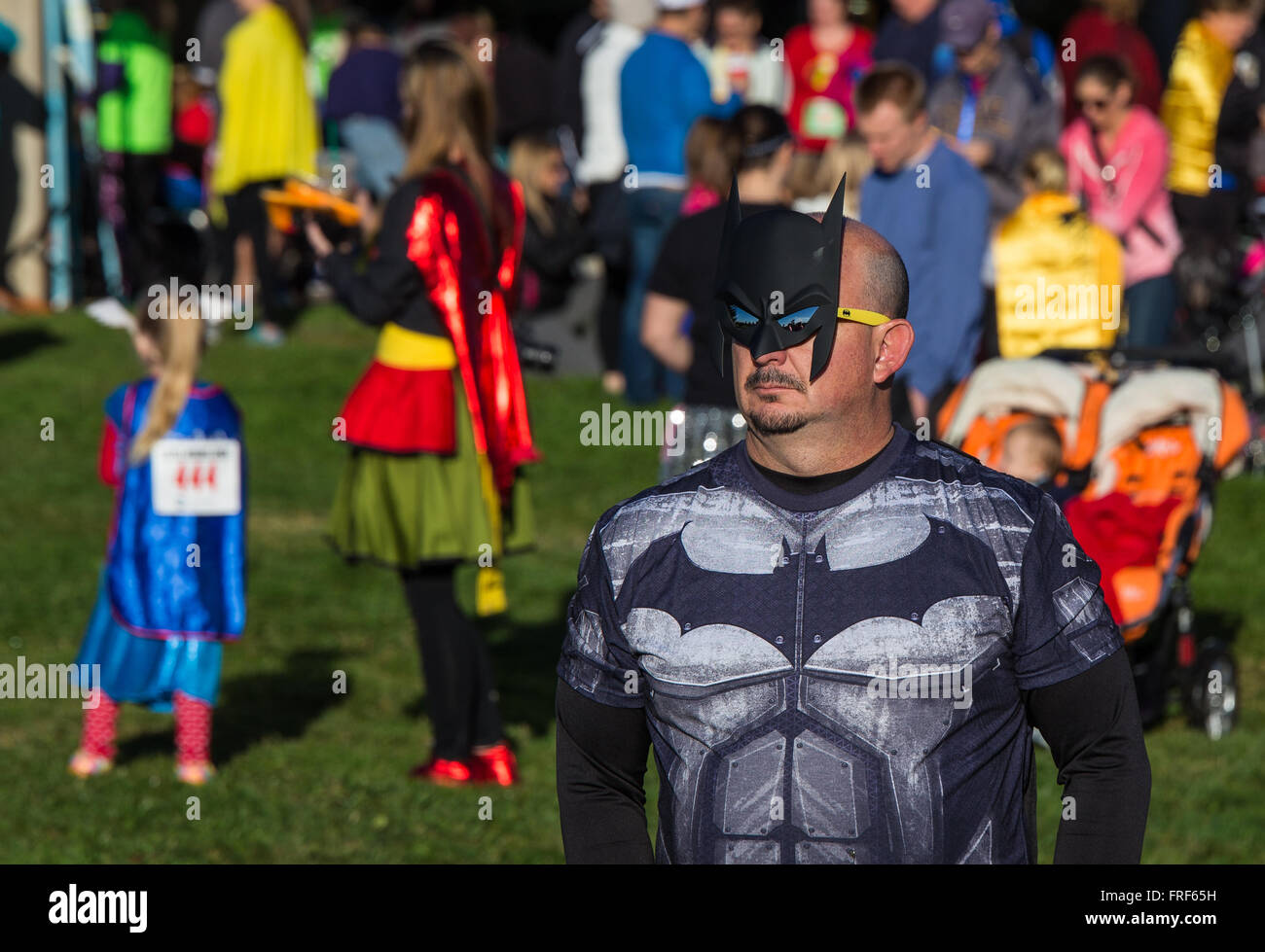 Donna sicura che indossa il costume di supereroe su sfondo giallo Foto  stock - Alamy