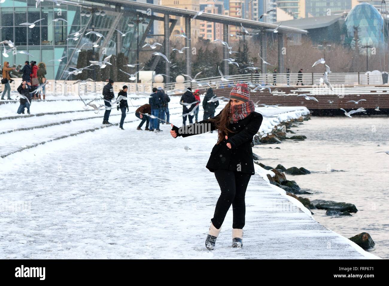 BAKU in Azerbaijan - gennaio 31 2104 Ragazza colpisce un divertimento pongono a Baku Bulvar nella neve, nel capitale di Azerbaigian Foto Stock