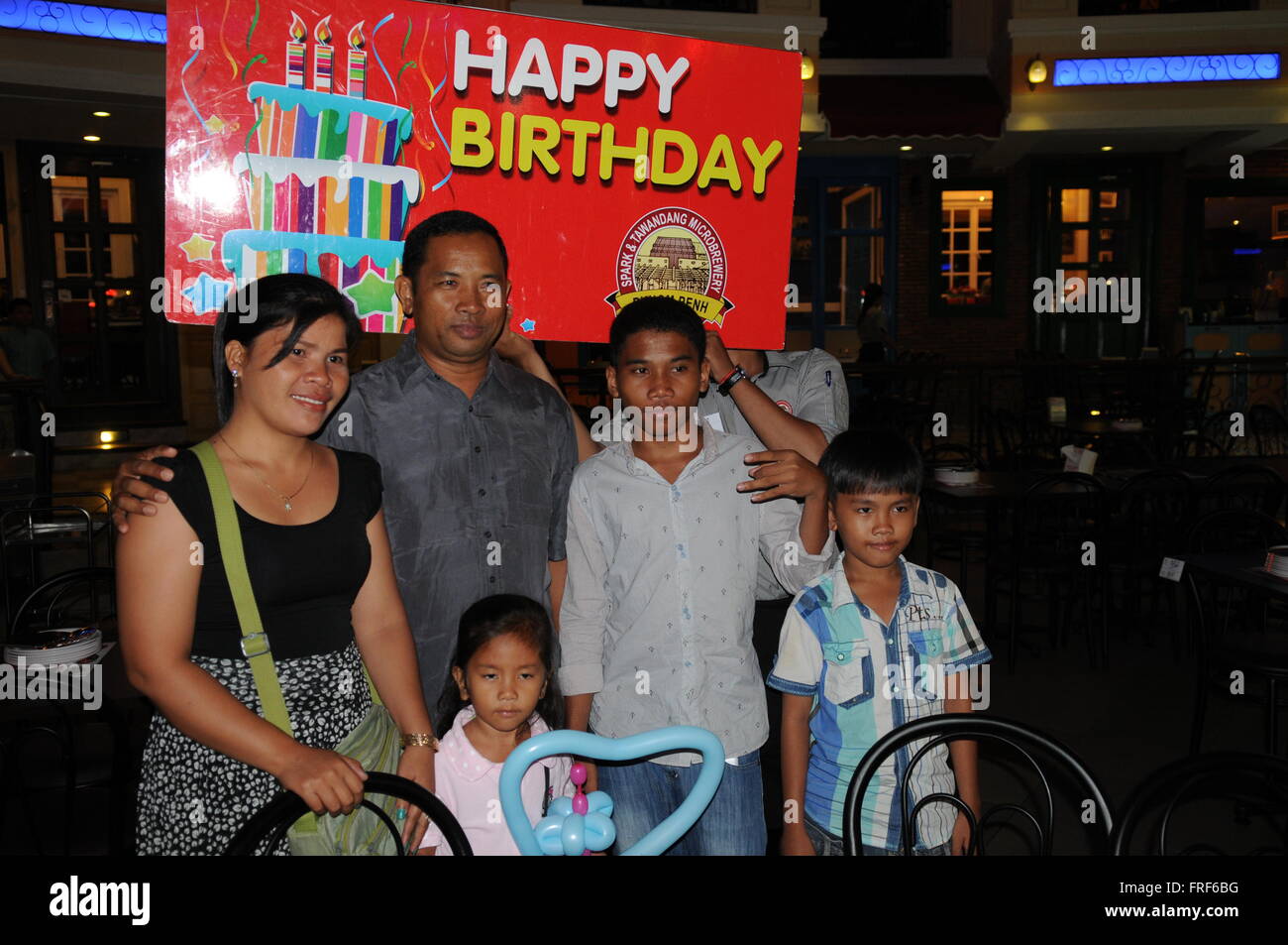 Ritratto di famiglia in Khmer festa di compleanno, Tawandang Micro-Brewery tedesco, Phnom Penh, Cambogia, sud-est asiatico. Credito: Kraig Lieb Foto Stock