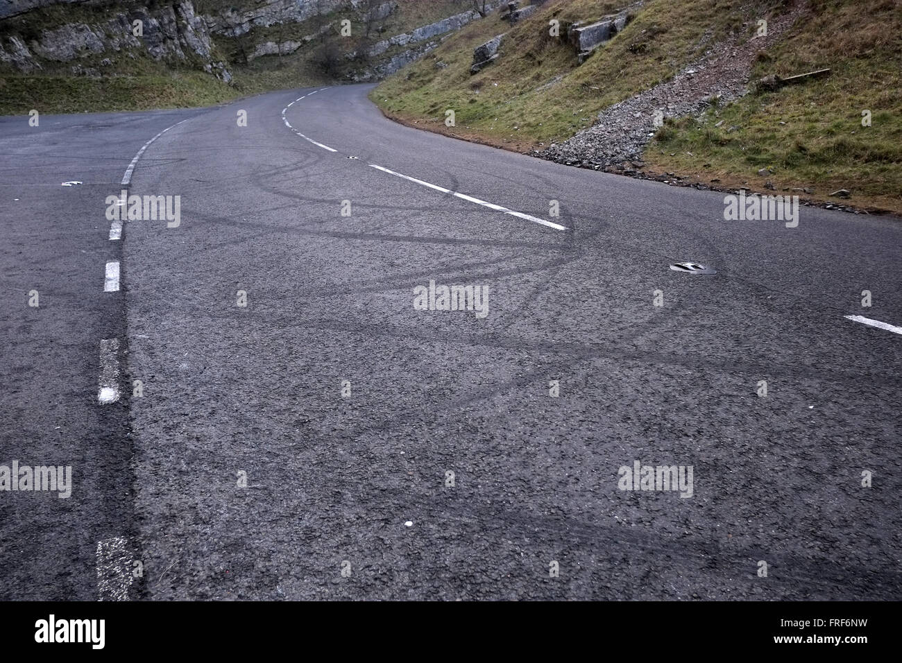 Segni di slittamento sulla sinistra la strada dai driver di drifting le loro vetture in Cheddar Gorge nelle zone rurali del Somerset. Marzo 2016 Foto Stock