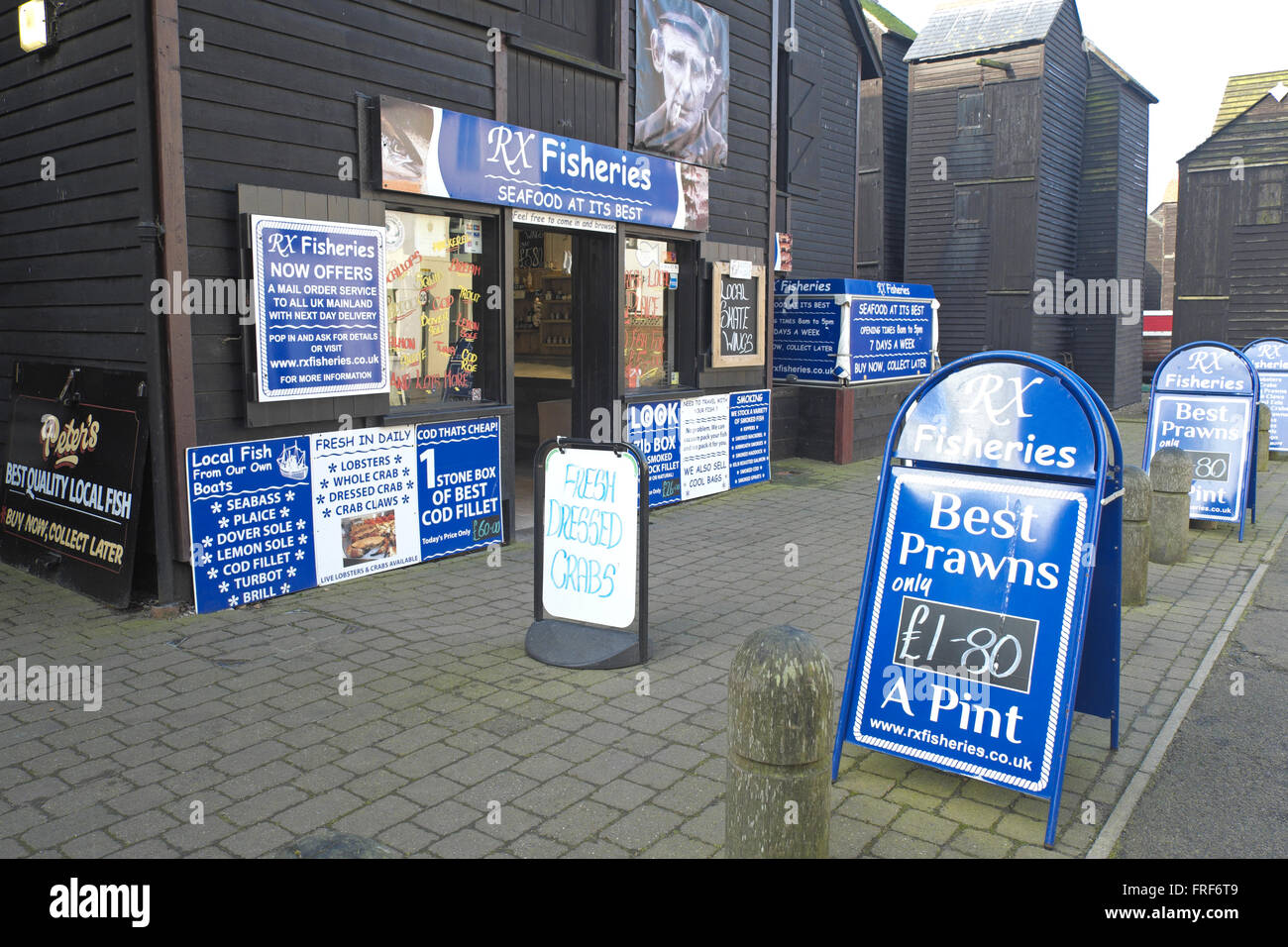 Hastings pesce pesca shop, impostare tra le tradizionali capanne netto, sul lungomare Stade al Rock-a-Nore Road, East Sussex, Regno Unito Foto Stock