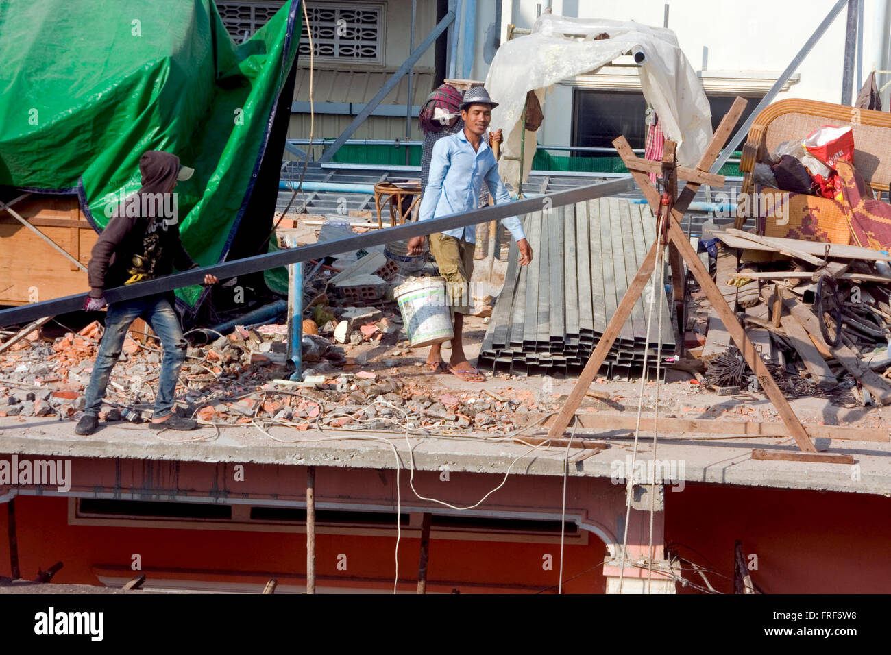 Lavoratori edili sono al lavoro su un rinnovamento di edifici in un cantiere in Phnom Penh Cambogia. Foto Stock