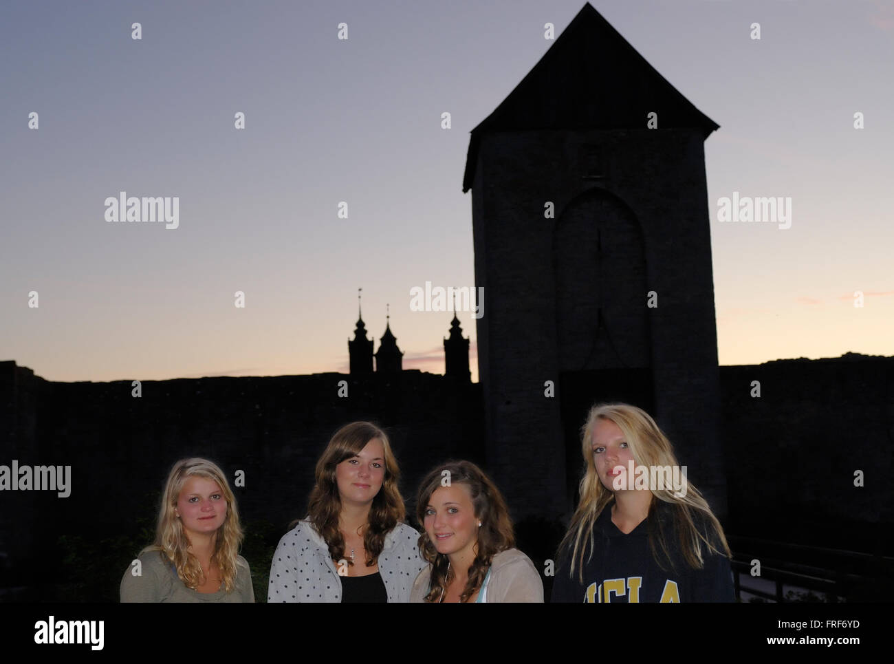 Gotland : isola dei Vichinghi. - 05/08/2007 - Europa - un gruppo di giovani ragazze di fronte al muro medievale di Visby. - It Foto Stock