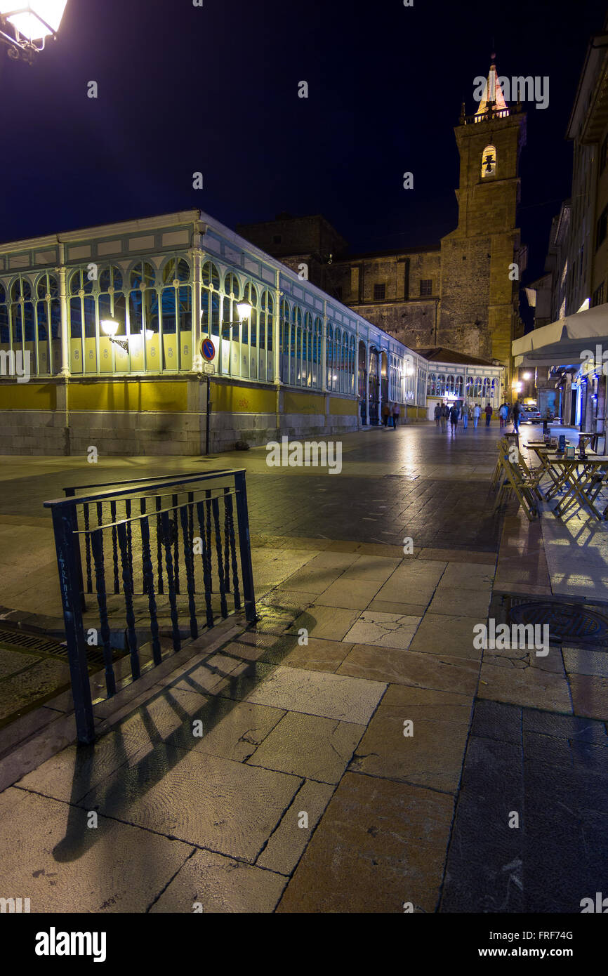 Vista notturna della famosa città di Vigo, Spagna Foto Stock