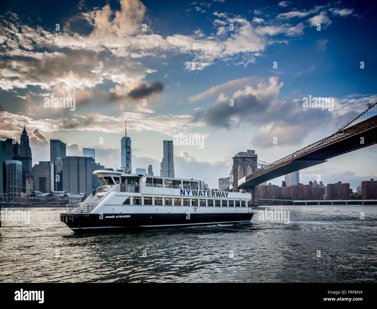 NY barca fluviale con ponte di Brooklyn sull'East River, New York, Stati Uniti d'America Foto Stock