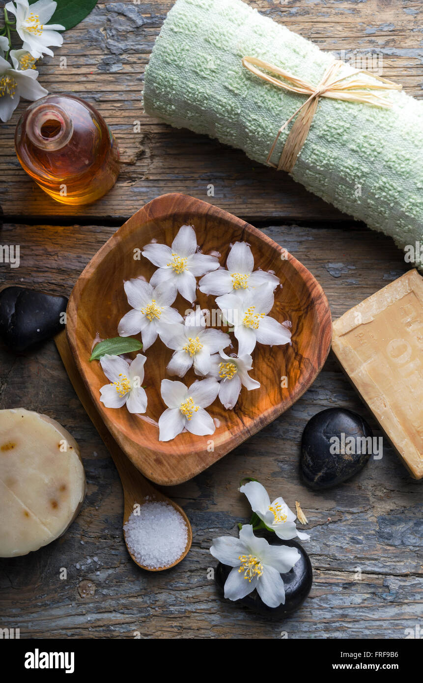 Natural spa prodotto sul legno rustico Foto Stock