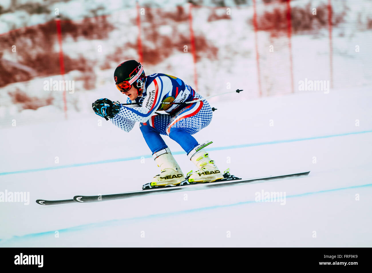 Giovane atleta maschio in discese durante il russo Cup di sci alpino Foto Stock