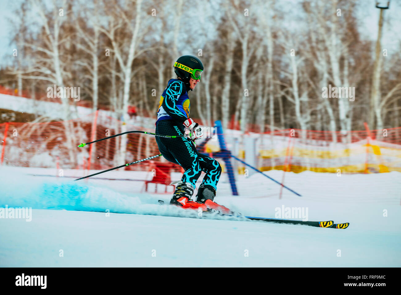 Vista laterale giovane sciatore dopo la fine della gara in discesa durante il russo Cup di sci alpino Foto Stock