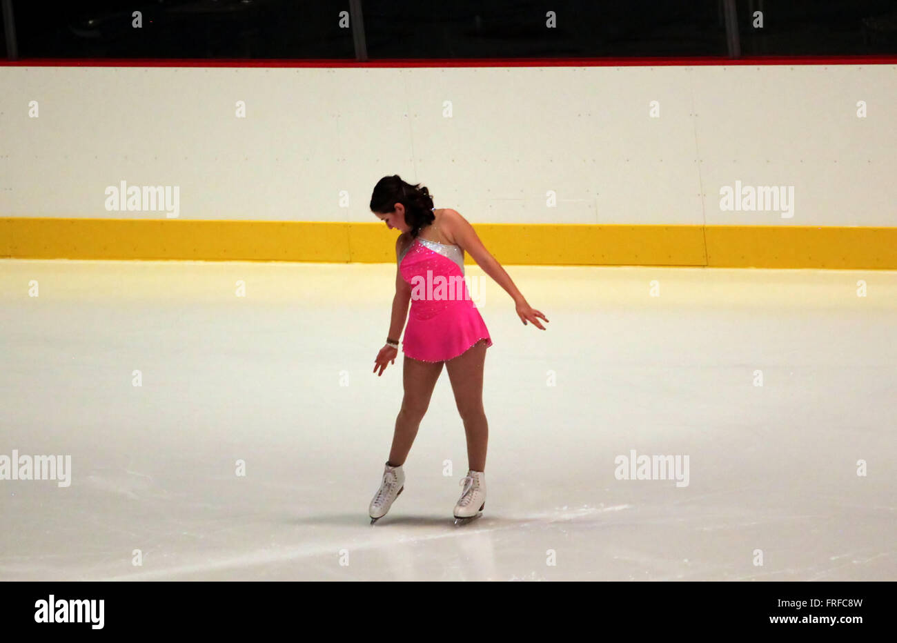 Femmina Skater ghiaccio eseguendo. Foto Stock