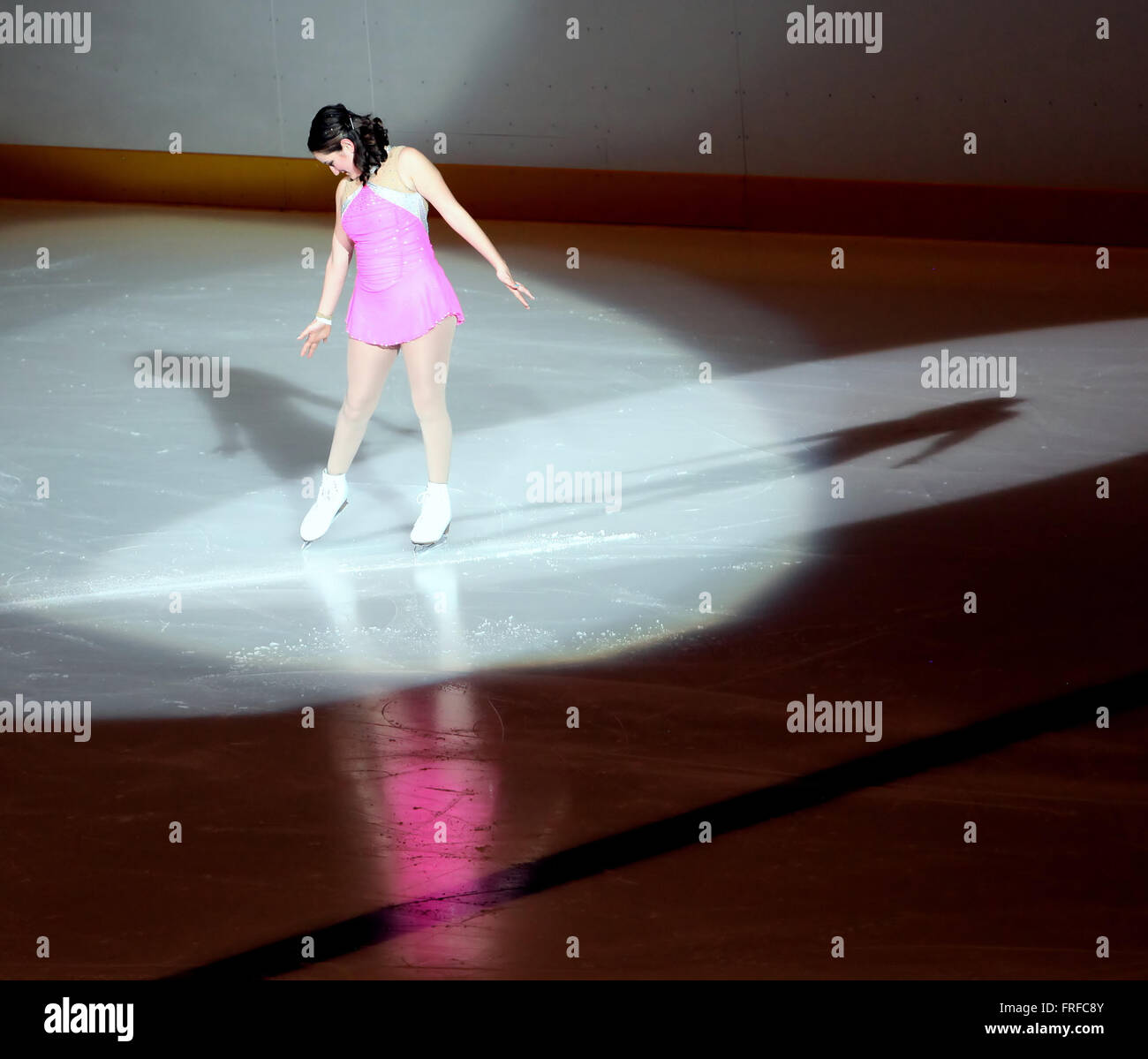 Femmina Skater ghiaccio eseguendo. Foto Stock