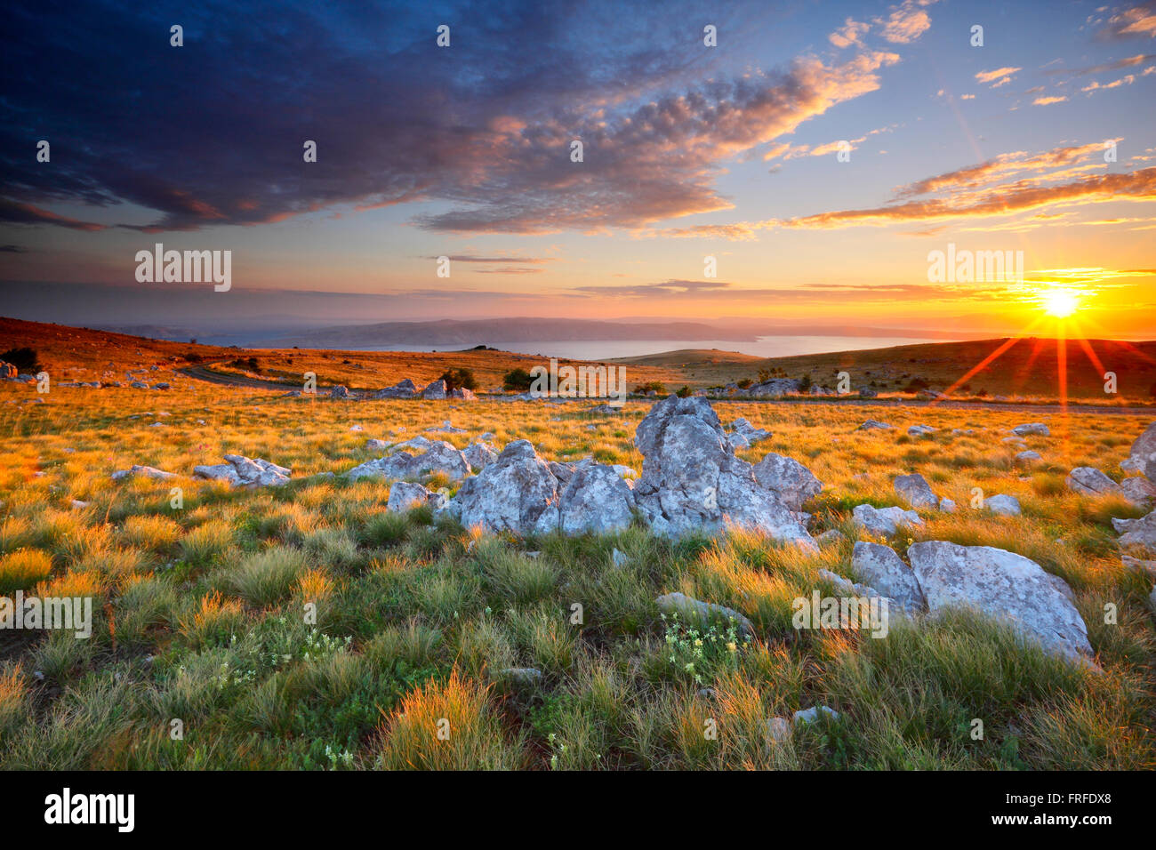 Tramonto paesaggio di montagna, vista dell'isola di Krk dal Velebit in Croazia. Foto Stock
