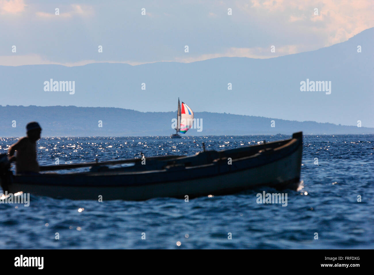 Barca a vela nel Mediterraneo, Croazia, Fisherman barca davanti e la barca a vela sul retro Foto Stock