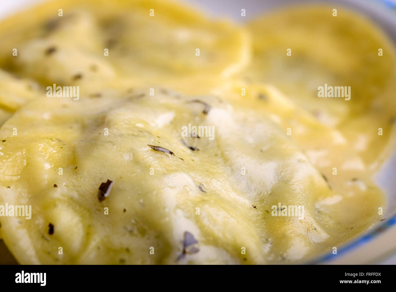Ravioli con pesto di italiano in una piastra Foto Stock