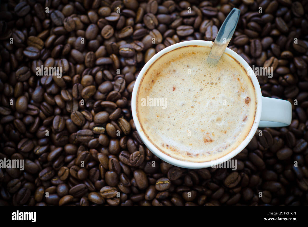 Tazza di caffè sul chicco di caffè sfondo Foto Stock