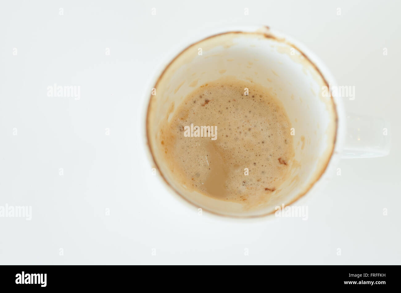 Svuotare tazza da caffè su sfondo bianco Foto Stock