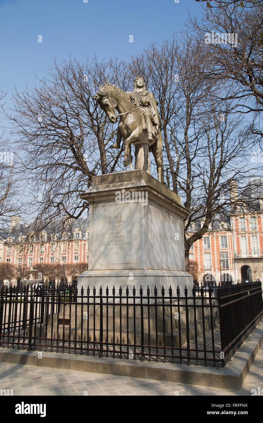 Staue di Louis XIII in Place des Vosges a Parigi Francia in inverno Foto Stock