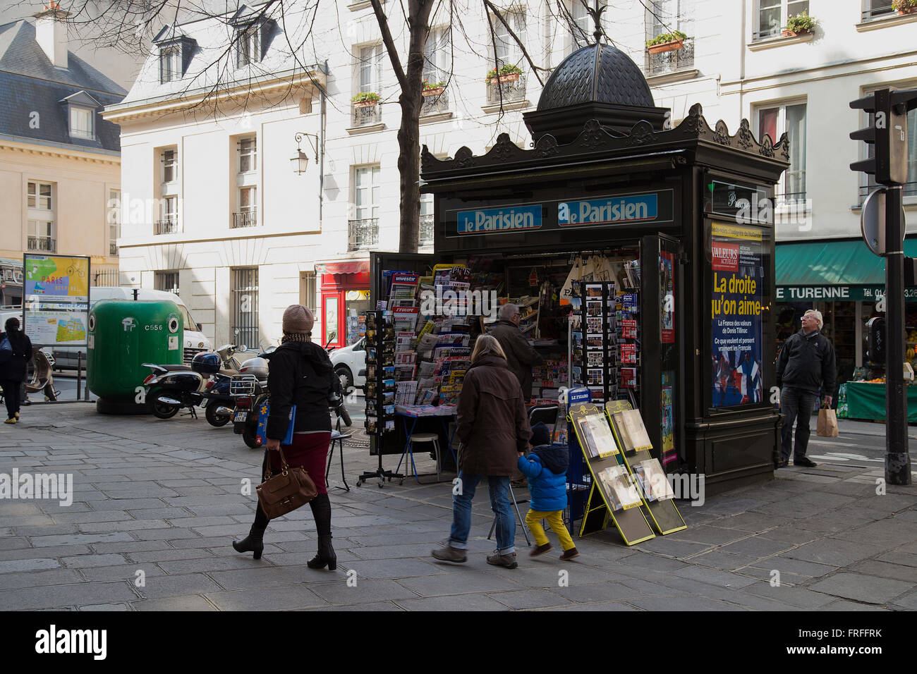 Tradizionale chiosco in Parigi Francia in inverno Foto Stock