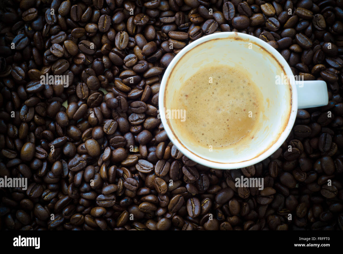 Svuotare tazza da caffè sul chicco di caffè sfondo Foto Stock