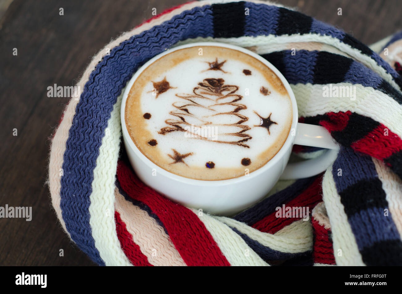 Tazza di caffè circondato la calda sciarpa Foto Stock