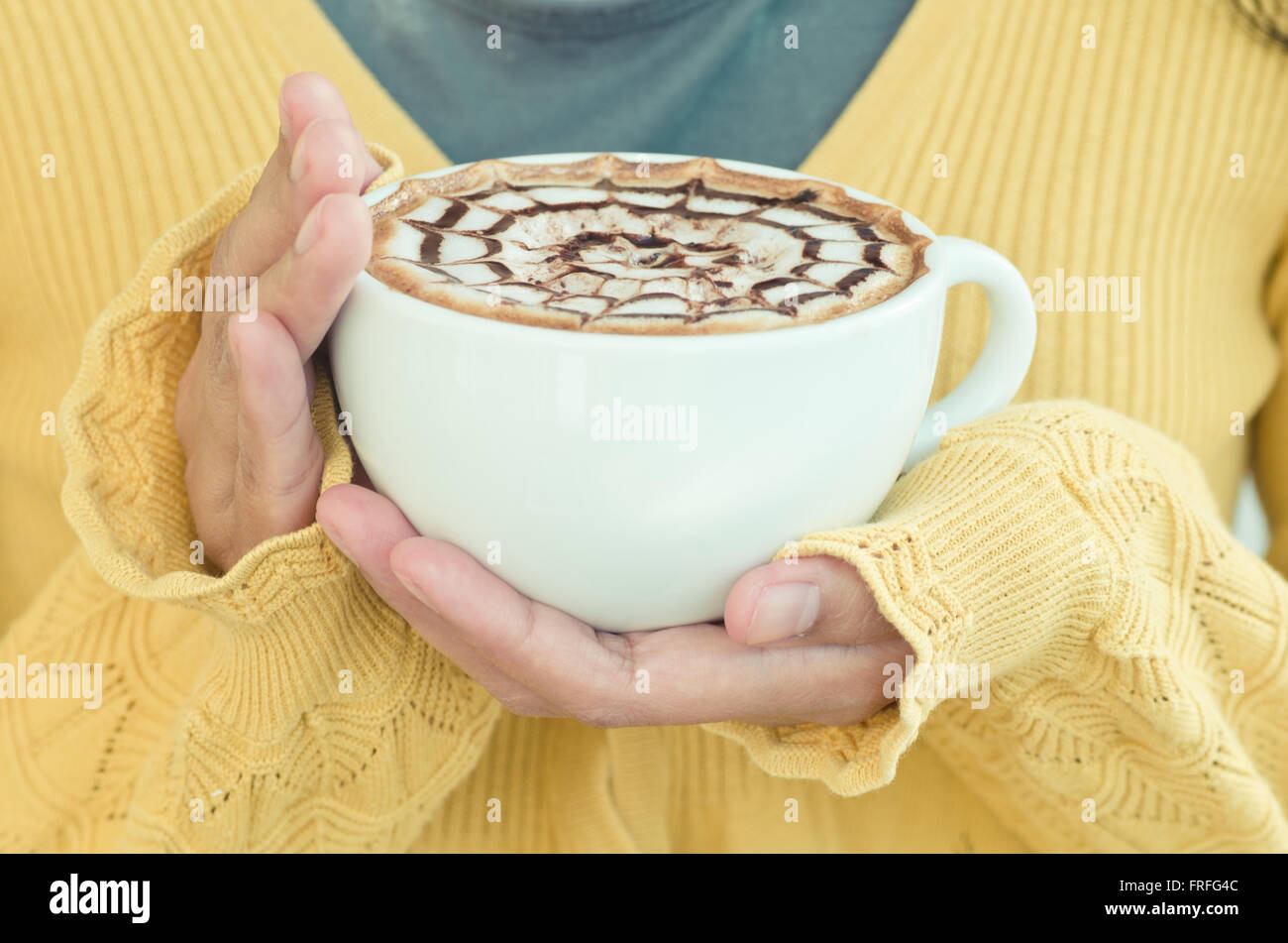 Mani femminili con tazza di caffè Foto Stock