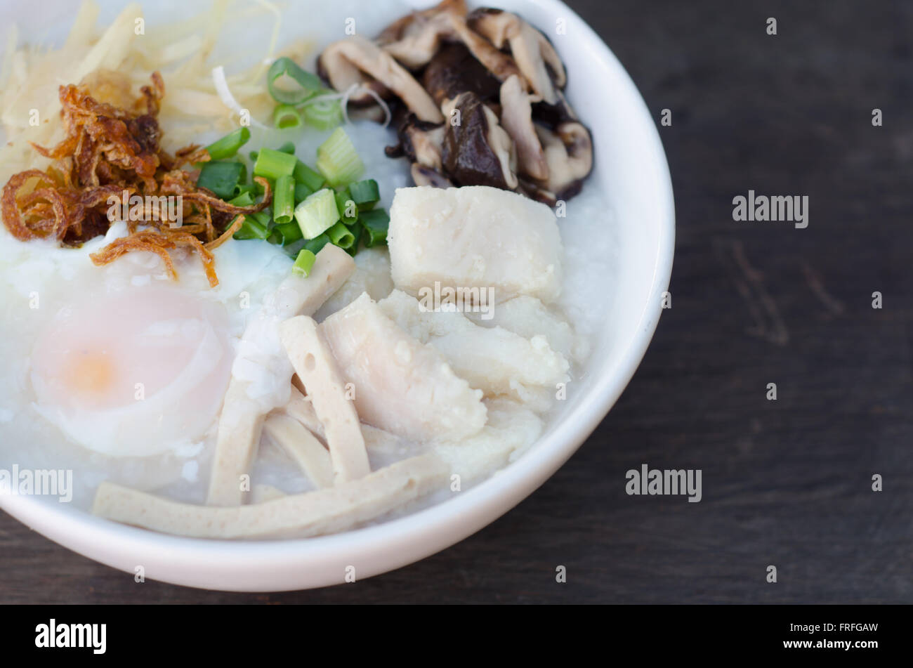 Farinata di riso con pesce e uova mescolati Foto Stock