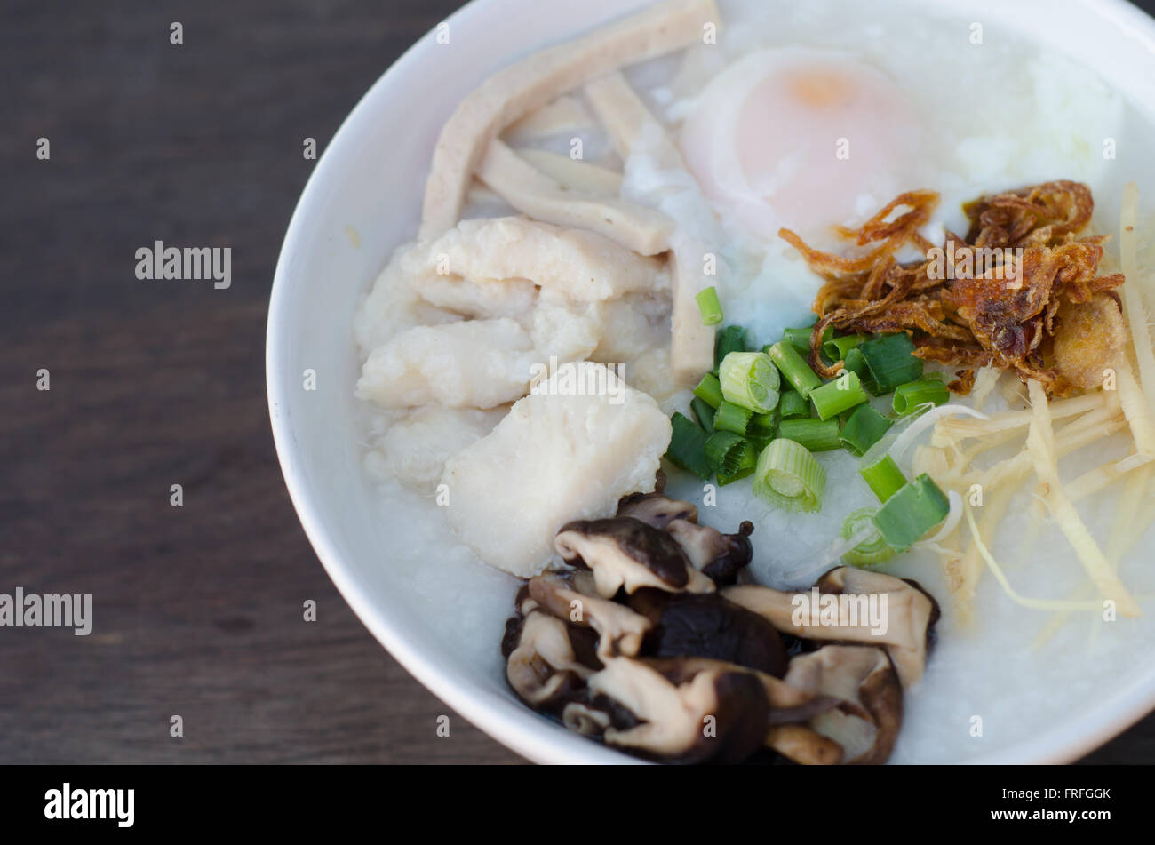 Farinata di riso con pesce e uova mescolati Foto Stock