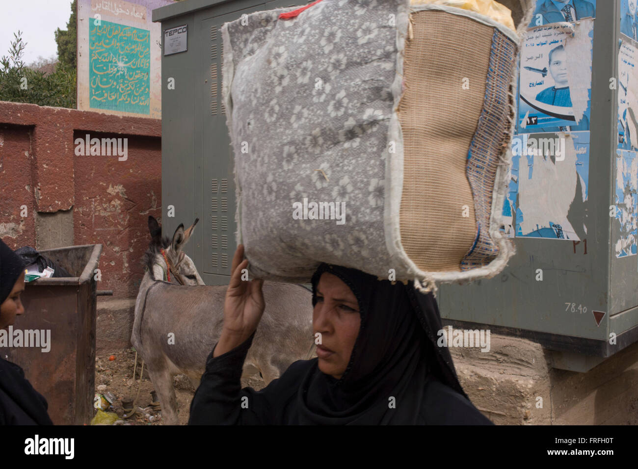 Una donna locale effettua i suoi acquisti presso il mercato settimanale a Qurna, un villaggio sulla riva occidentale di Luxor, la Valle del Nilo in Egitto. Foto Stock