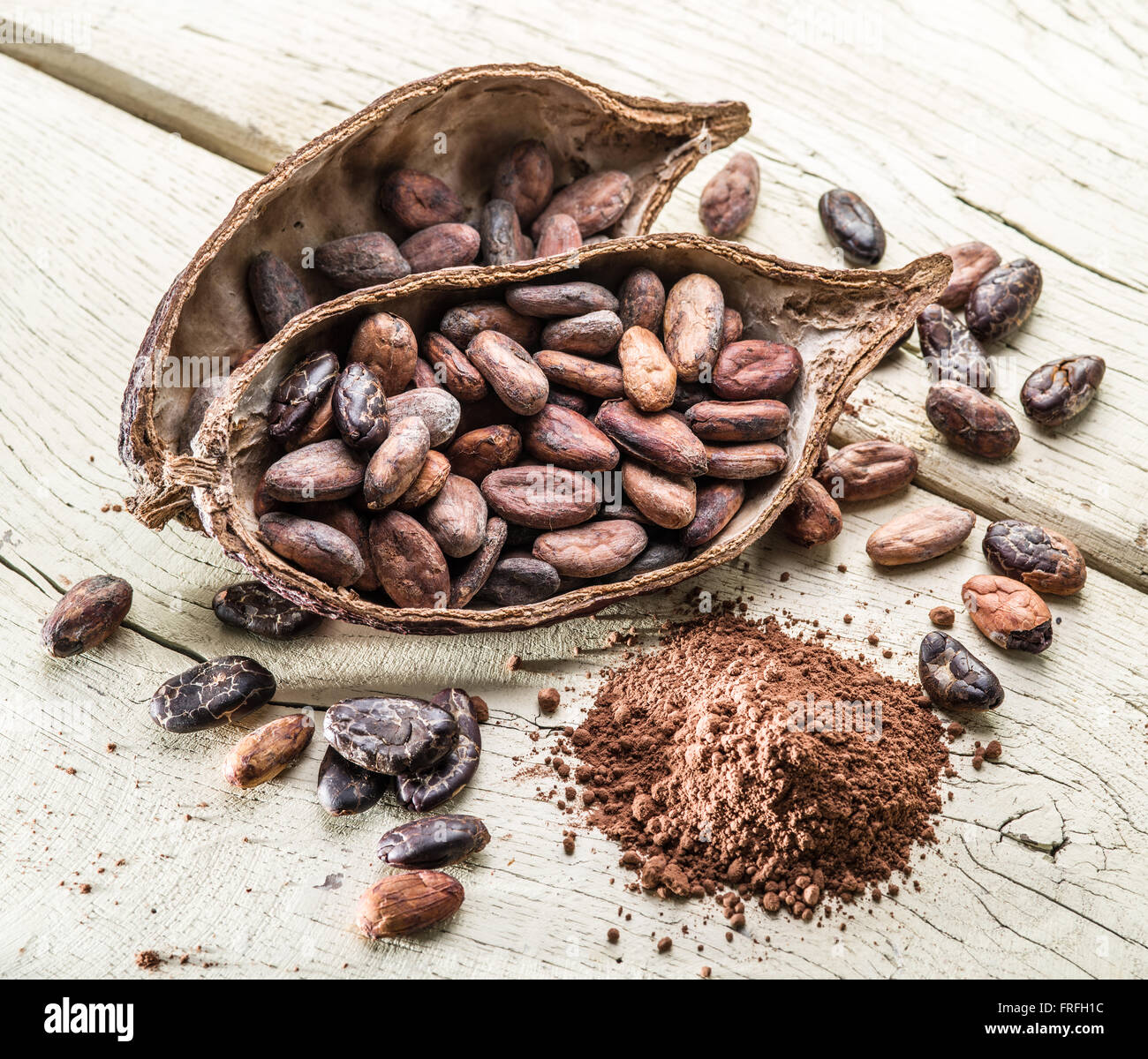 Cacao in polvere e il cacao in grani sul tavolo di legno. Foto Stock