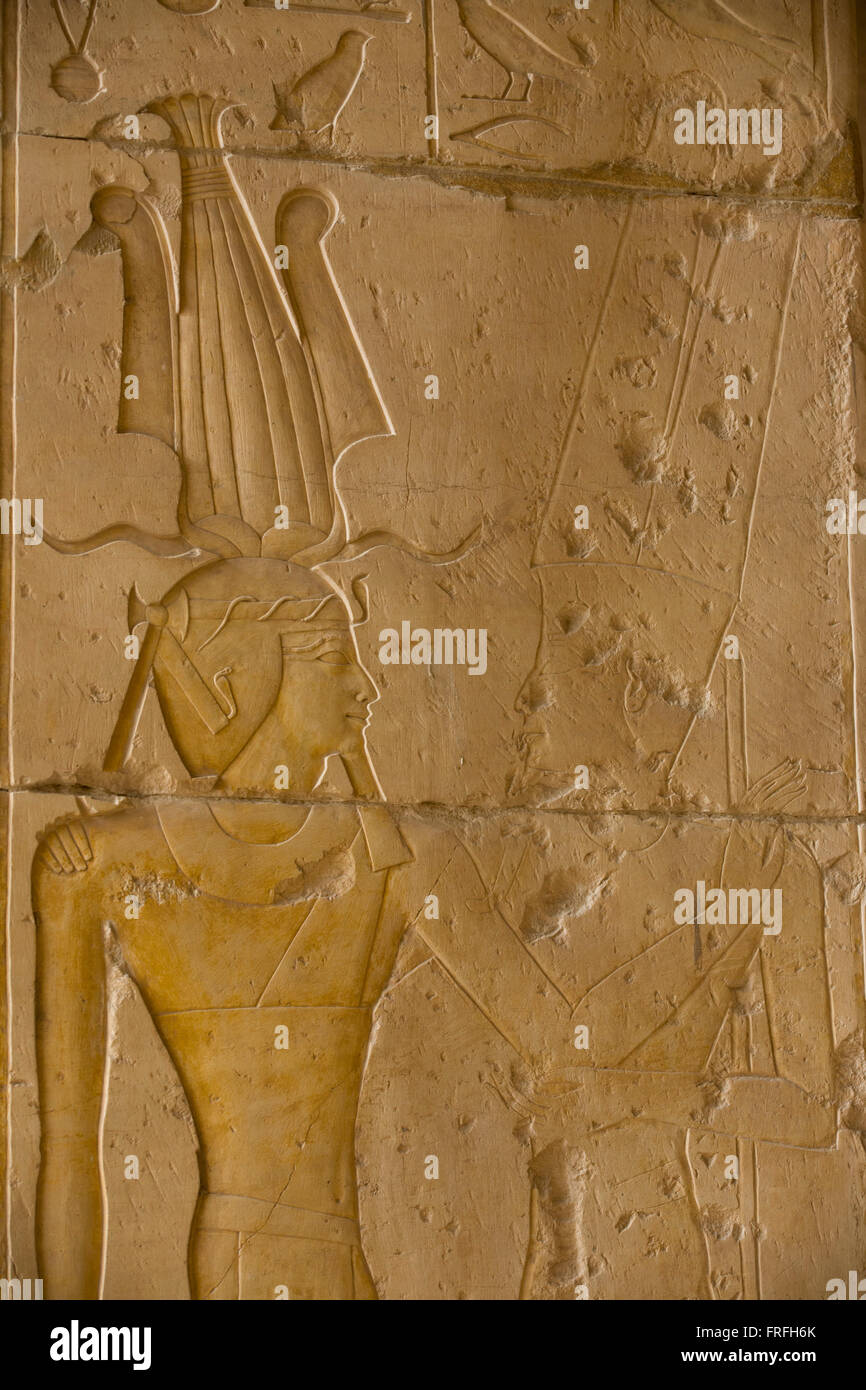 Geroglifici su colonne presso gli antichi egiziani Tempio di Hatshepsut vicino alla Valle dei Re, Luxor, la Valle del Nilo in Egitto. Il tempio mortuario della Regina Hatshepsut, Djeser-Djeseru, si trova sotto le scogliere a Deir el-Bahari ("il monastero del Nord'). Il tempio mortuario è dedicata al dio sole Amon-Ra ed è considerato uno dei monumenti di incomparabile di antico Egitto.' Il tempio era il luogo del massacro di 62 persone, la maggior parte dei turisti, da islamici il 17 novembre 1997. Foto Stock