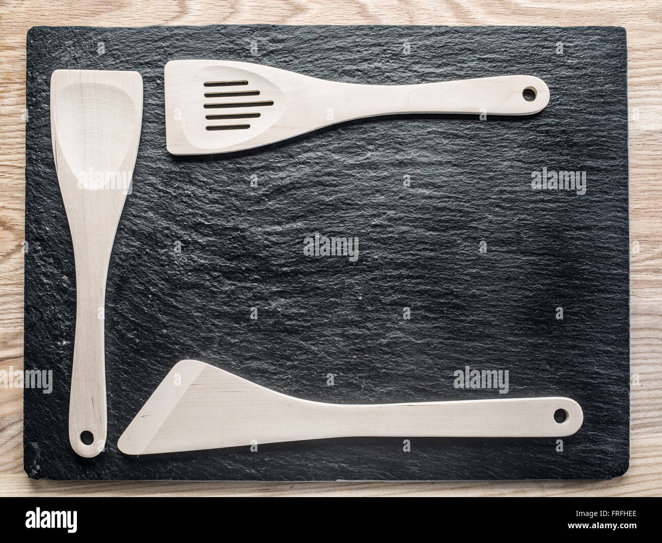 Utensili da cucina sullo sfondo di grafite. Foto Stock